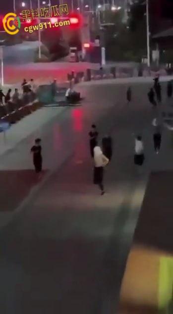 山东枣庄夜晚街头，惊现黑社会大规模械斗，多人持刀互砍死伤惨重，现场视频流出画面骇人！-5