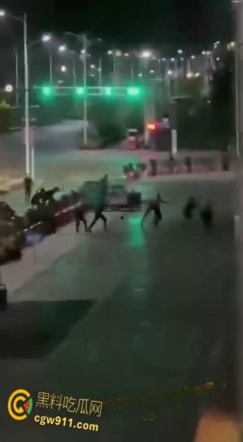 山东枣庄夜晚街头，惊现黑社会大规模械斗，多人持刀互砍死伤惨重，现场视频流出画面骇人！-6