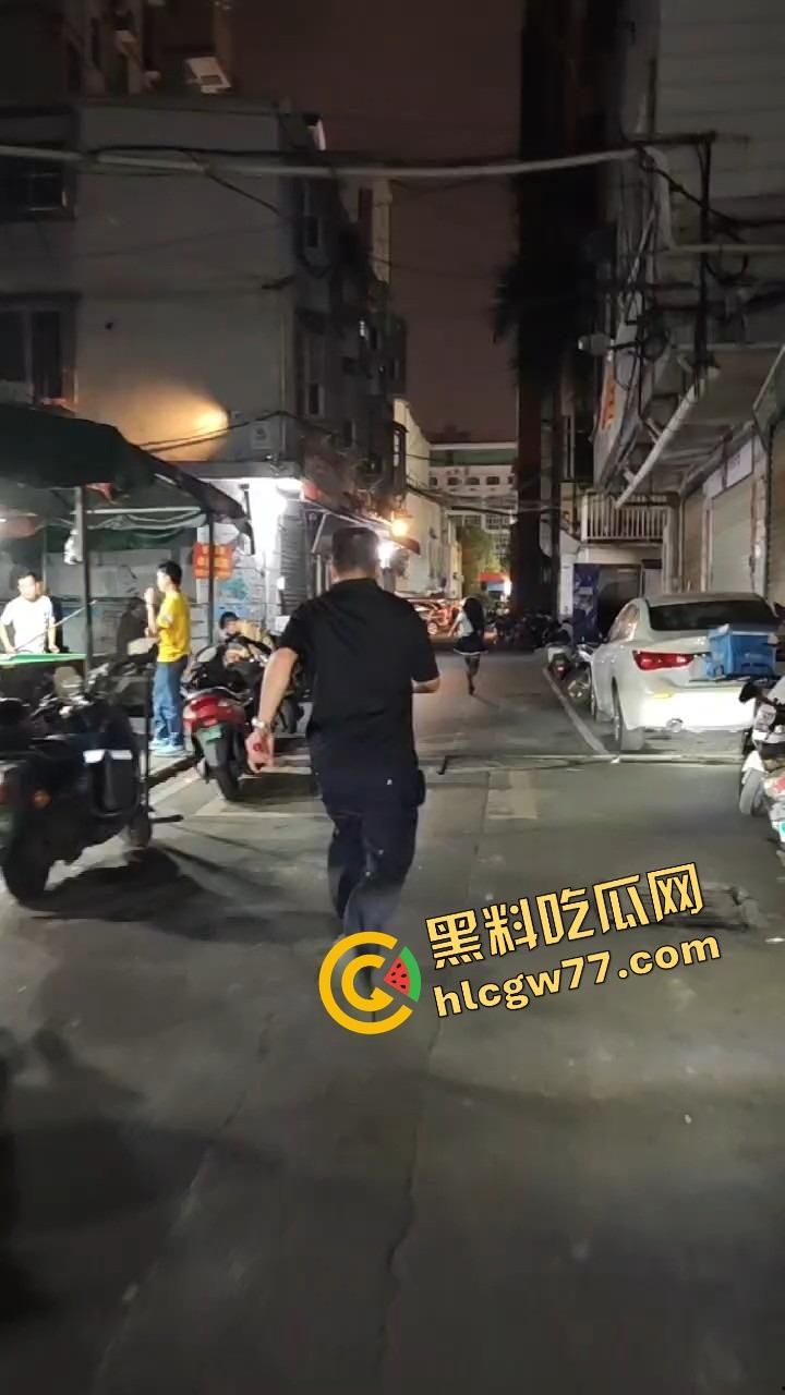 南宁渔网短裙妹站街妹卖快餐，亲爹突袭现场追女，她跑他追 她插翅难飞渔网裆都跑裂了！-5