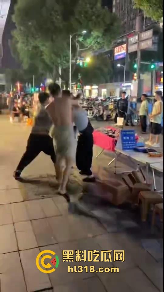 街头拳王大赛激烈上演，四男一女混合拳击，女的本来是拦开的，结果裸体男上来就一个大摆锤击倒，堪比UFC现场！-2