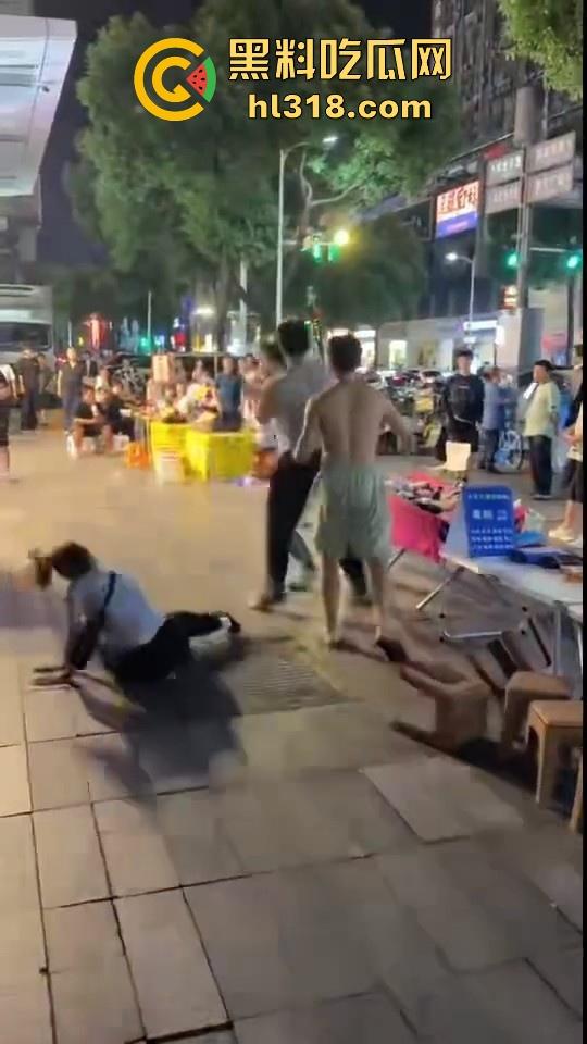 街头拳王大赛激烈上演，四男一女混合拳击，女的本来是拦开的，结果裸体男上来就一个大摆锤击倒，堪比UFC现场！-3