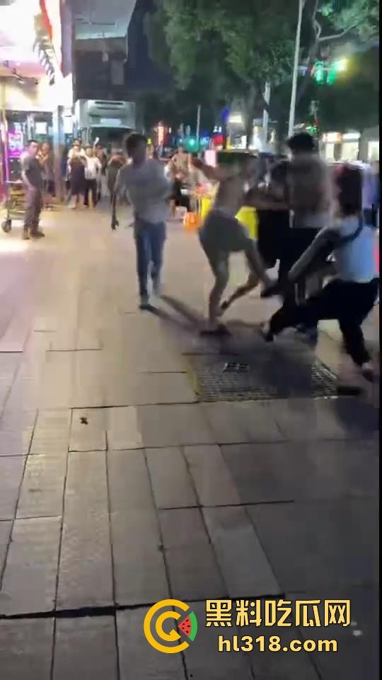 街头拳王大赛激烈上演，四男一女混合拳击，女的本来是拦开的，结果裸体男上来就一个大摆锤击倒，堪比UFC现场！-7