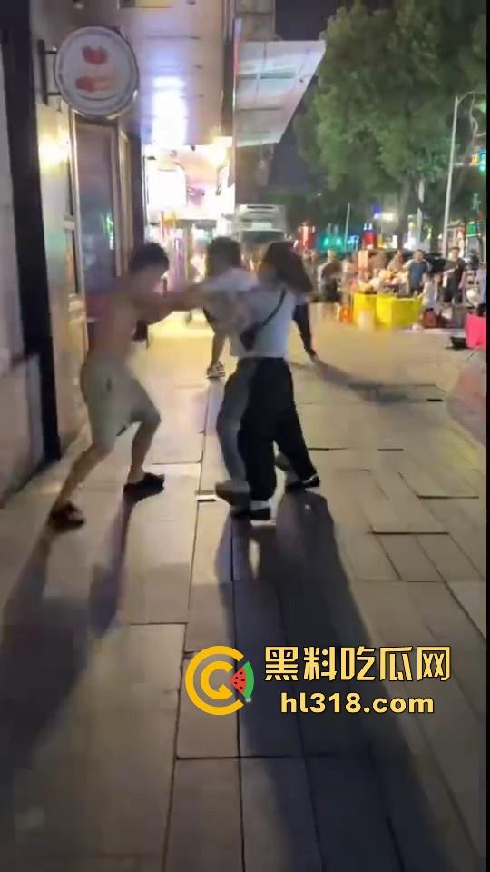 街头拳王大赛激烈上演，四男一女混合拳击，女的本来是拦开的，结果裸体男上来就一个大摆锤击倒，堪比UFC现场！-8