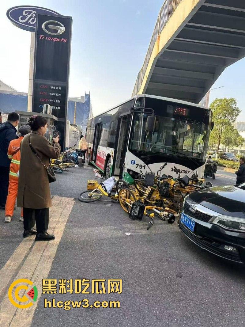 驾驶员突发疾病！武汉一公交车失控致1名行人死亡 现场视频曝光！-7