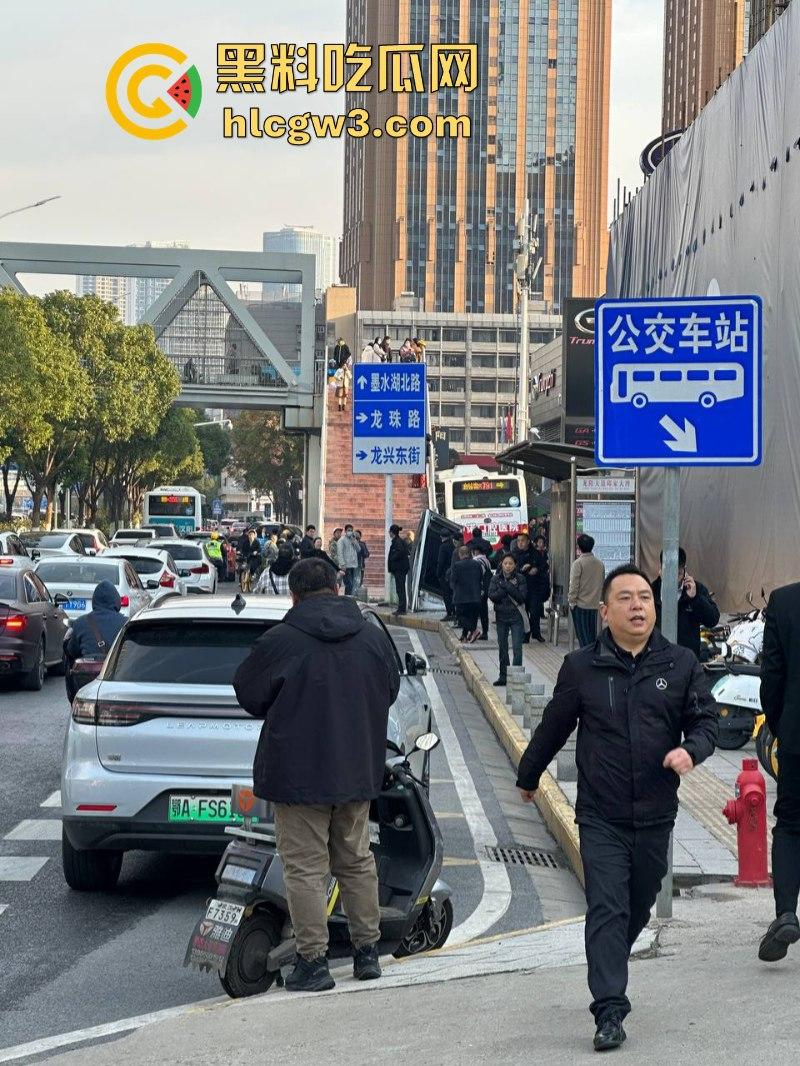 驾驶员突发疾病！武汉一公交车失控致1名行人死亡 现场视频曝光！-10