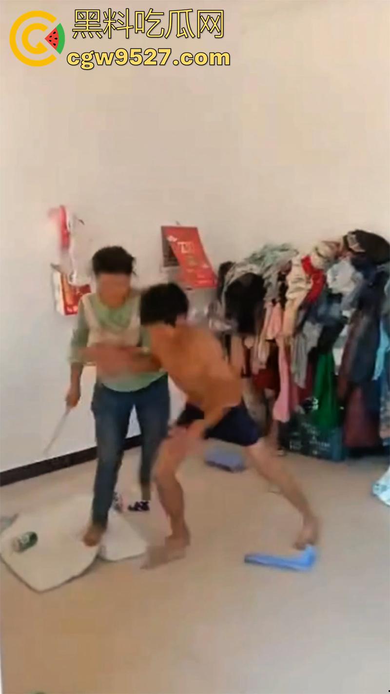 广西00后夫妻吵架，疯狂殴打完全不顾孩子哭喊，小婴儿在地上无助的趴，真是让人看着心疼啊！-3