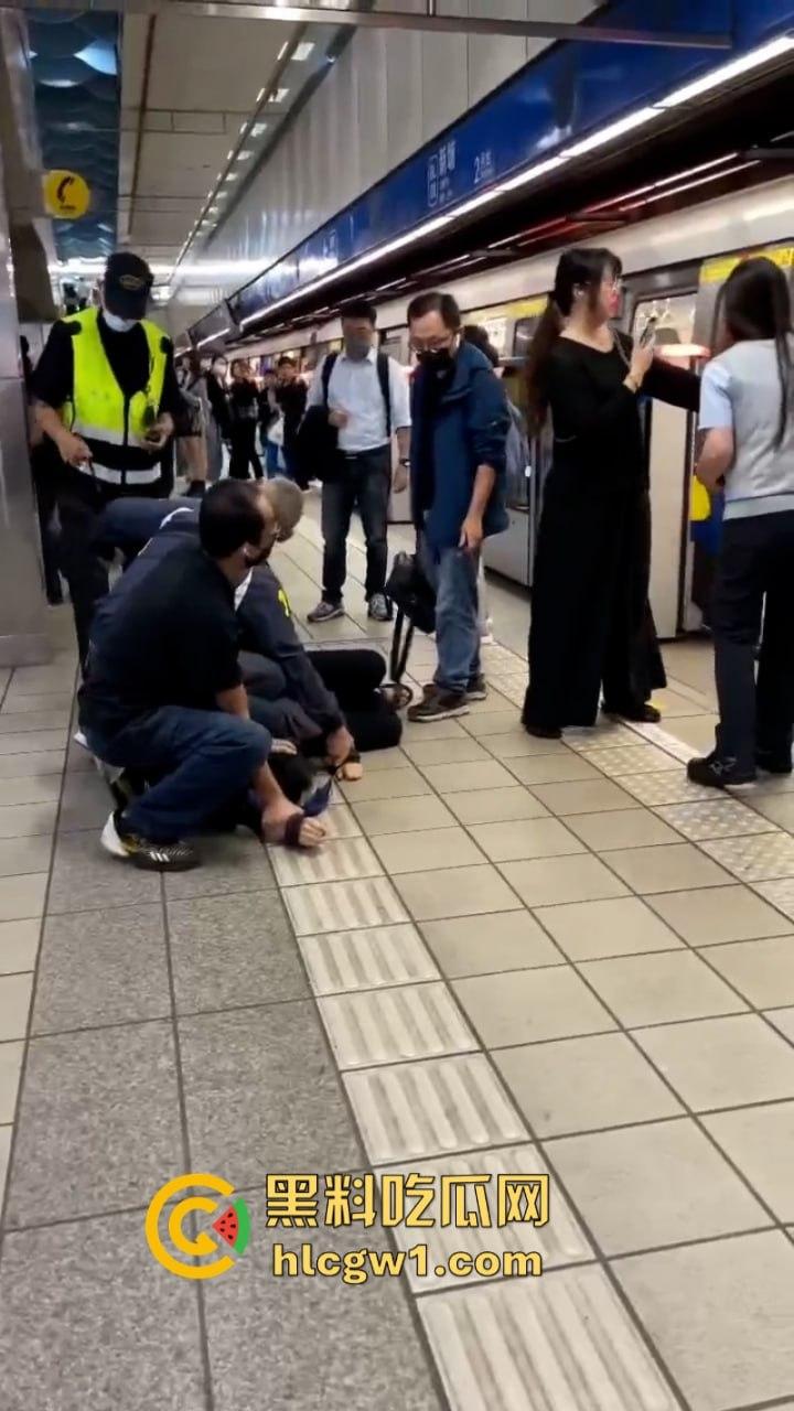 台湾新北地铁捷运站一女子持刀挟持人质砍人 大妈还是恐怖分子呢？-5