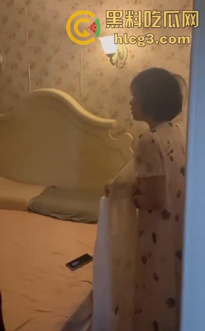 浙江绍兴北海小学班主任和初中体育老师偷情被丈母娘抓奸在床！清纯脸蛋的背后竟是如此淫荡！-9