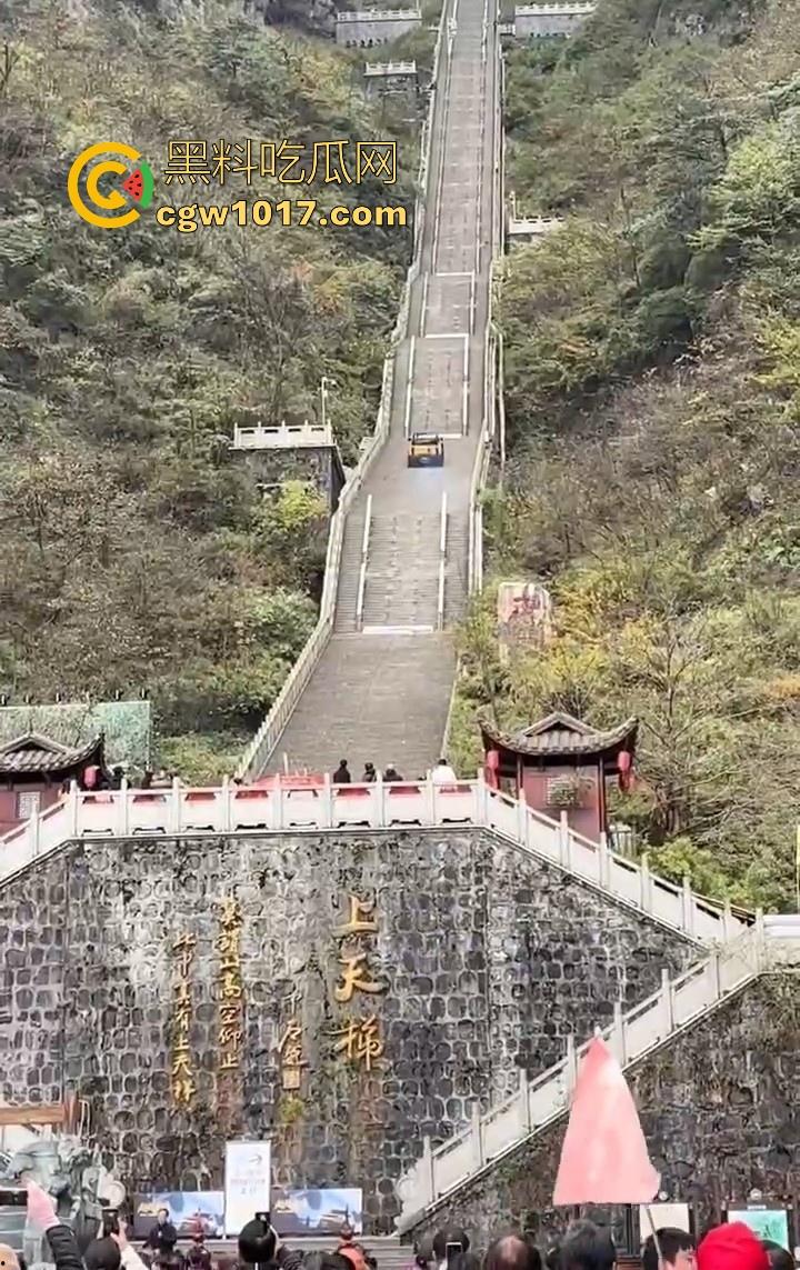 奇瑞风云X3L挑战天门山台阶失败，想复刻路虎冲击天门山营销，结果还是被揽胜吊打，真正的揽胜车主都不会多看一眼！-4