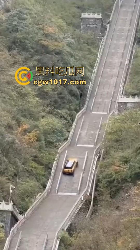 奇瑞风云X3L挑战天门山台阶失败，想复刻路虎冲击天门山营销，结果还是被揽胜吊打，真正的揽胜车主都不会多看一眼！-5