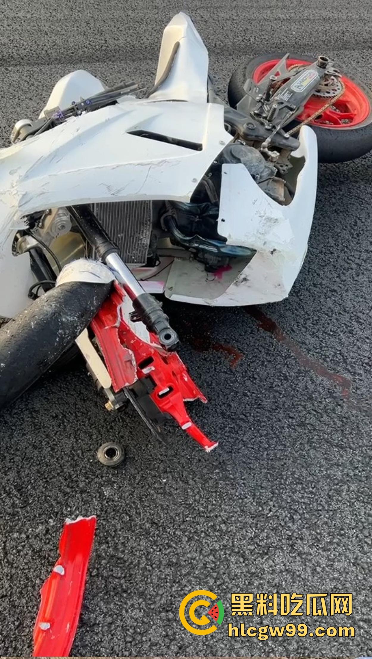 东莞英姿飒爽女骑士上演逆行惨剧，赛道飙车被撞飞数米， 当场休克被抬走！-2