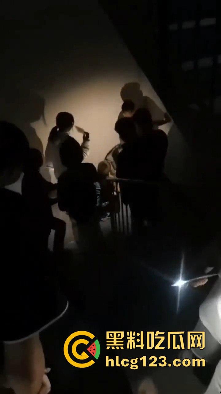 山西阳曲校园霸凌四五人围殴一女生，还威胁下跪？简直无法无天！-3