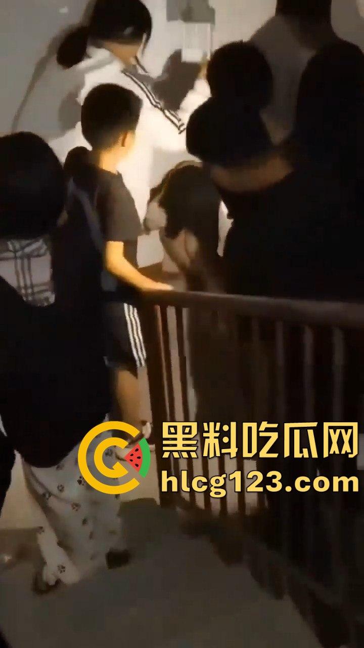 山西阳曲校园霸凌四五人围殴一女生，还威胁下跪？简直无法无天！-4