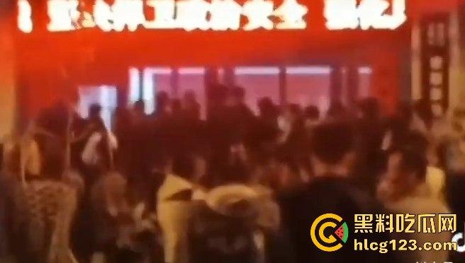 山西阳曲校园霸凌四五人围殴一女生，还威胁下跪？简直无法无天！-12