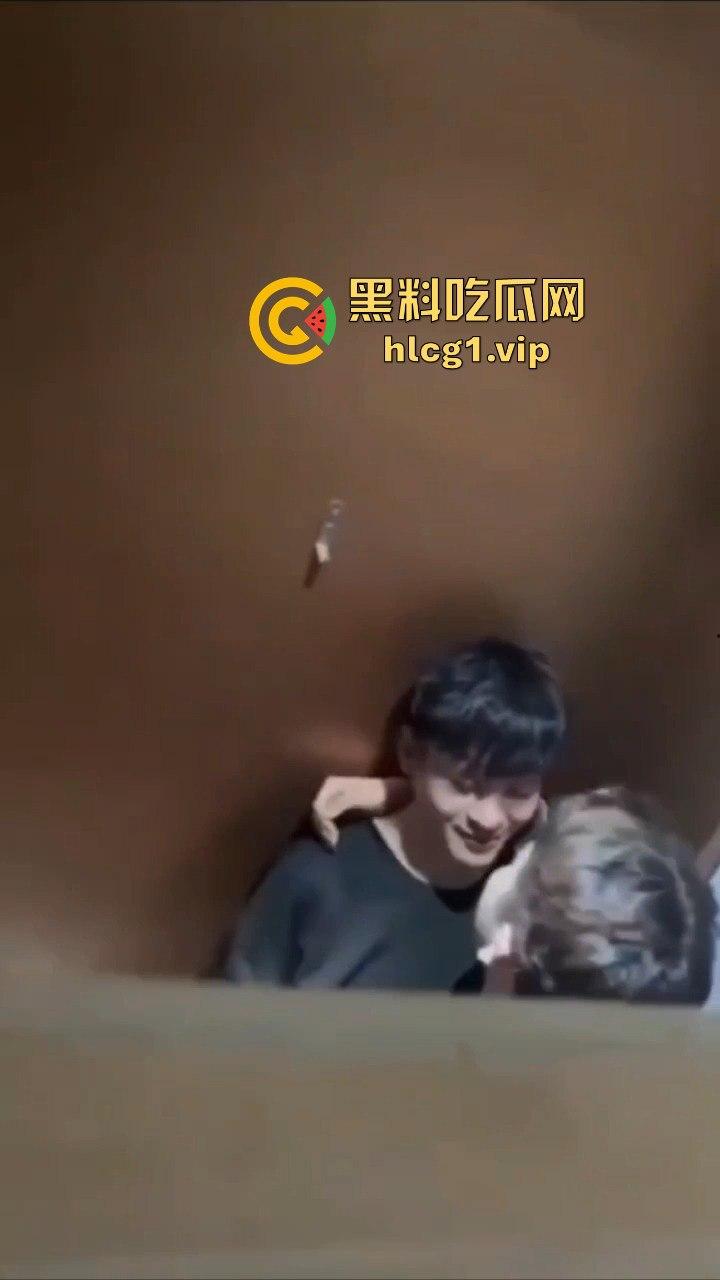 成都男同厕所激情上演热吻还玩壁咚,偷拍者吓出一身冷汗!-2