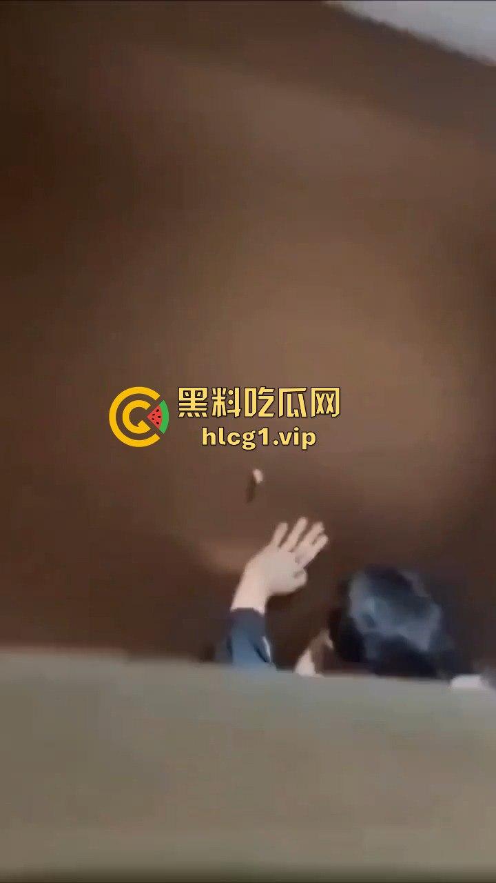 成都男同厕所激情上演热吻还玩壁咚,偷拍者吓出一身冷汗!-3