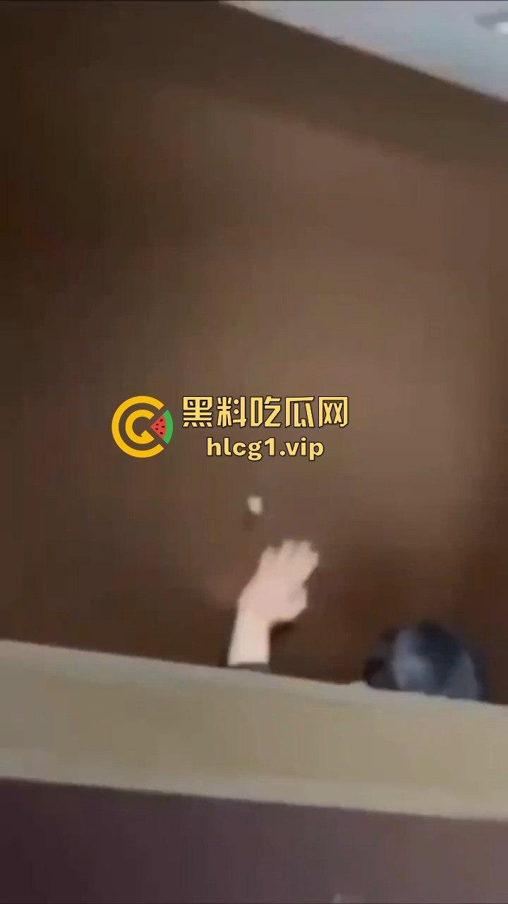 成都男同厕所激情上演热吻还玩壁咚,偷拍者吓出一身冷汗!-4