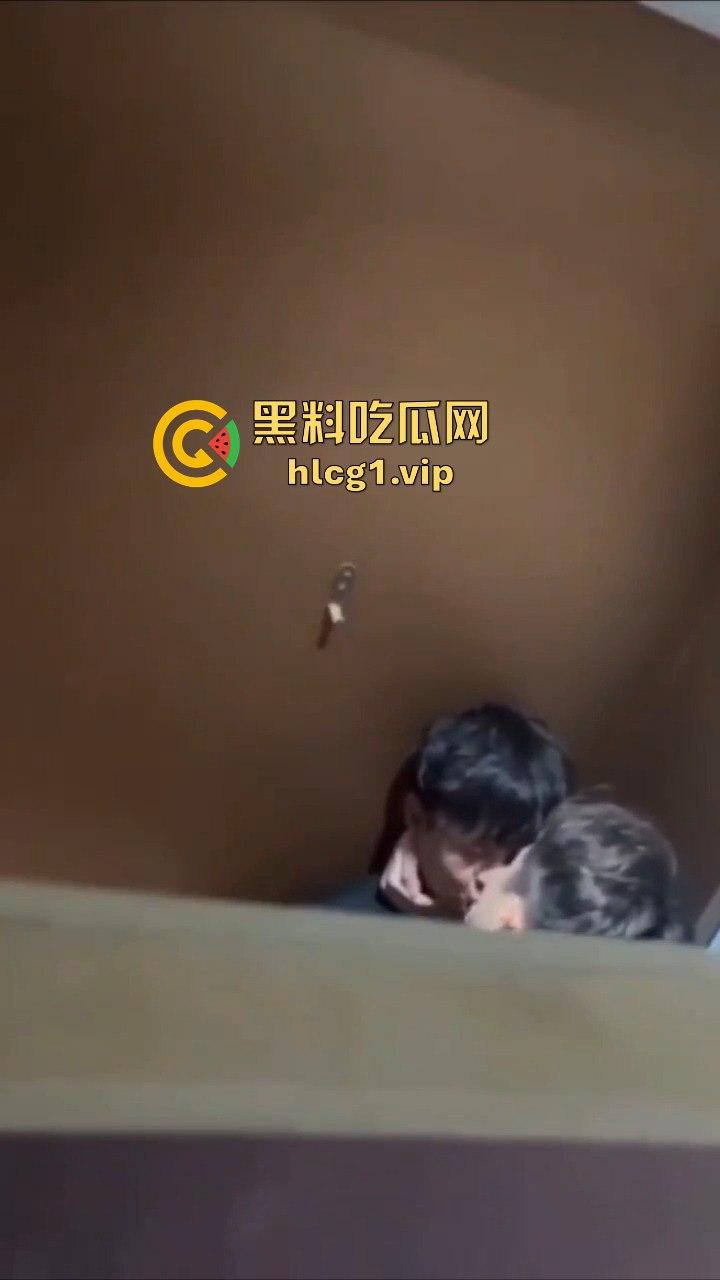 成都男同厕所激情上演热吻还玩壁咚,偷拍者吓出一身冷汗!-5