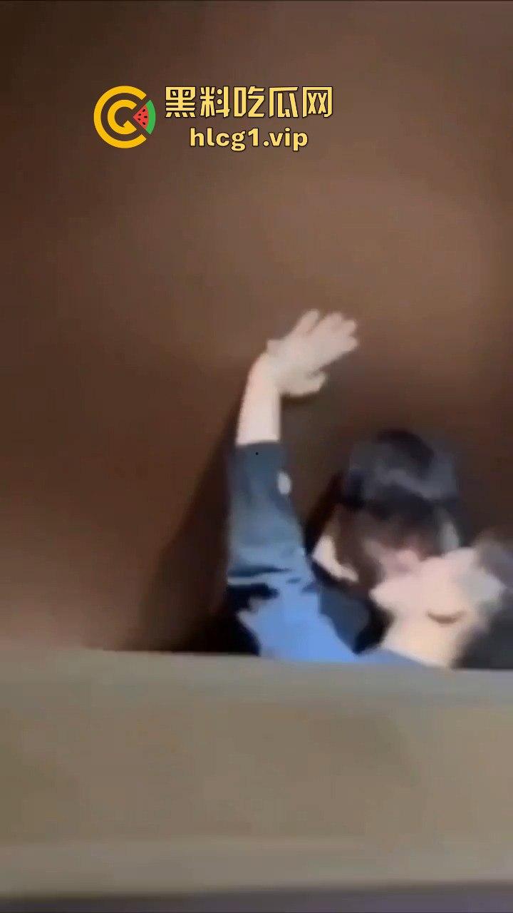 成都男同厕所激情上演热吻还玩壁咚,偷拍者吓出一身冷汗!-6