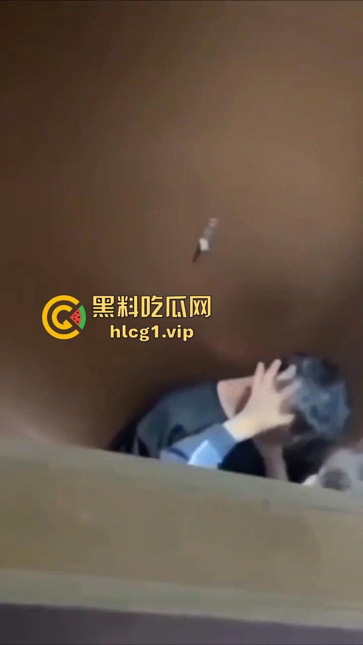 成都男同厕所激情上演热吻还玩壁咚,偷拍者吓出一身冷汗!-7