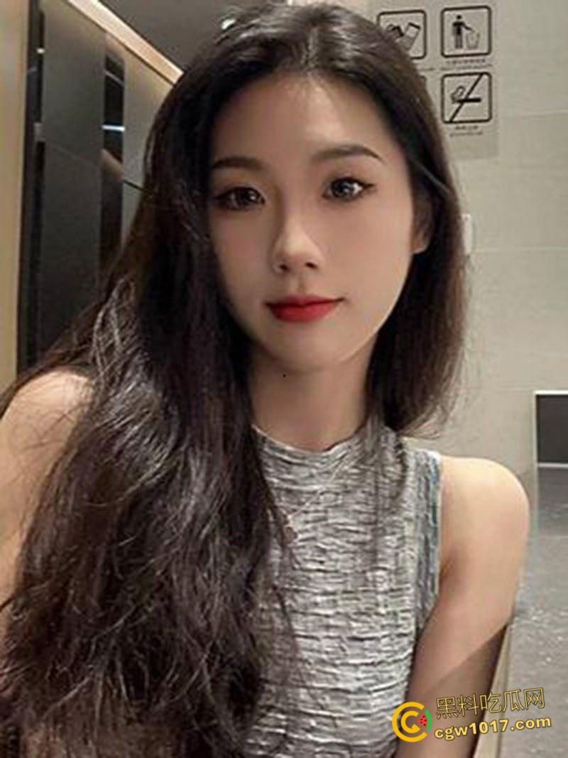 高颜值台球助教【李宇萱】，私下约炮金主被3p调教，情趣短裙包裹娇躯，樱桃小嘴猛吸大屌，后入猛操极品翘臀！-1