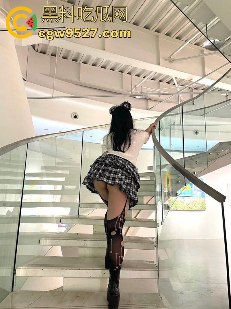 摄影师大神投稿，漫展认识的微胖女神，身材高挑丰乳肥臀，穿上诱人丝袜真是让人欲罢不能！-8