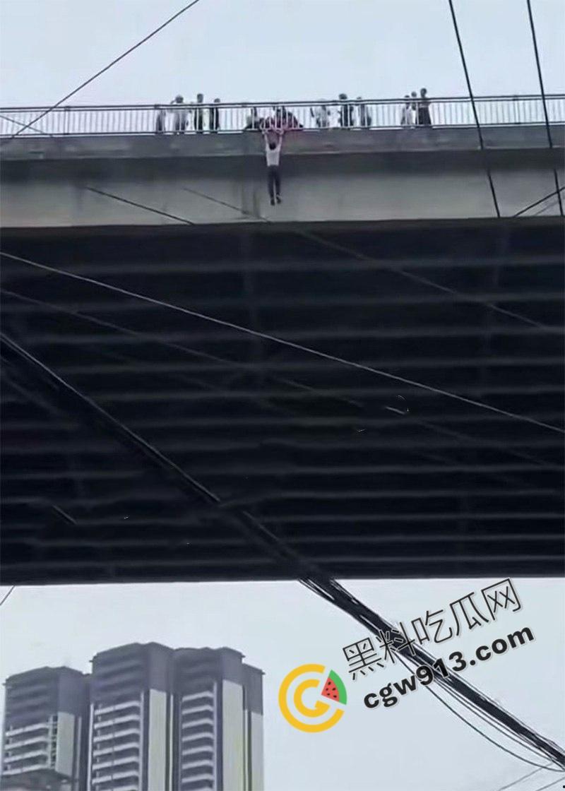 四川叙永县悲剧男子背负网贷,妻离子散绝望跳桥: 金钱社会我们该如何抉择?-4