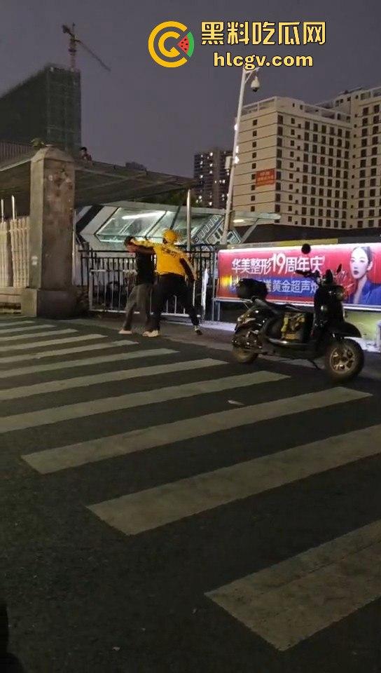 外卖小哥化身刀仔街头砍黑衣男！老实人爆发也吓人，但动刀就真是过火了！-10