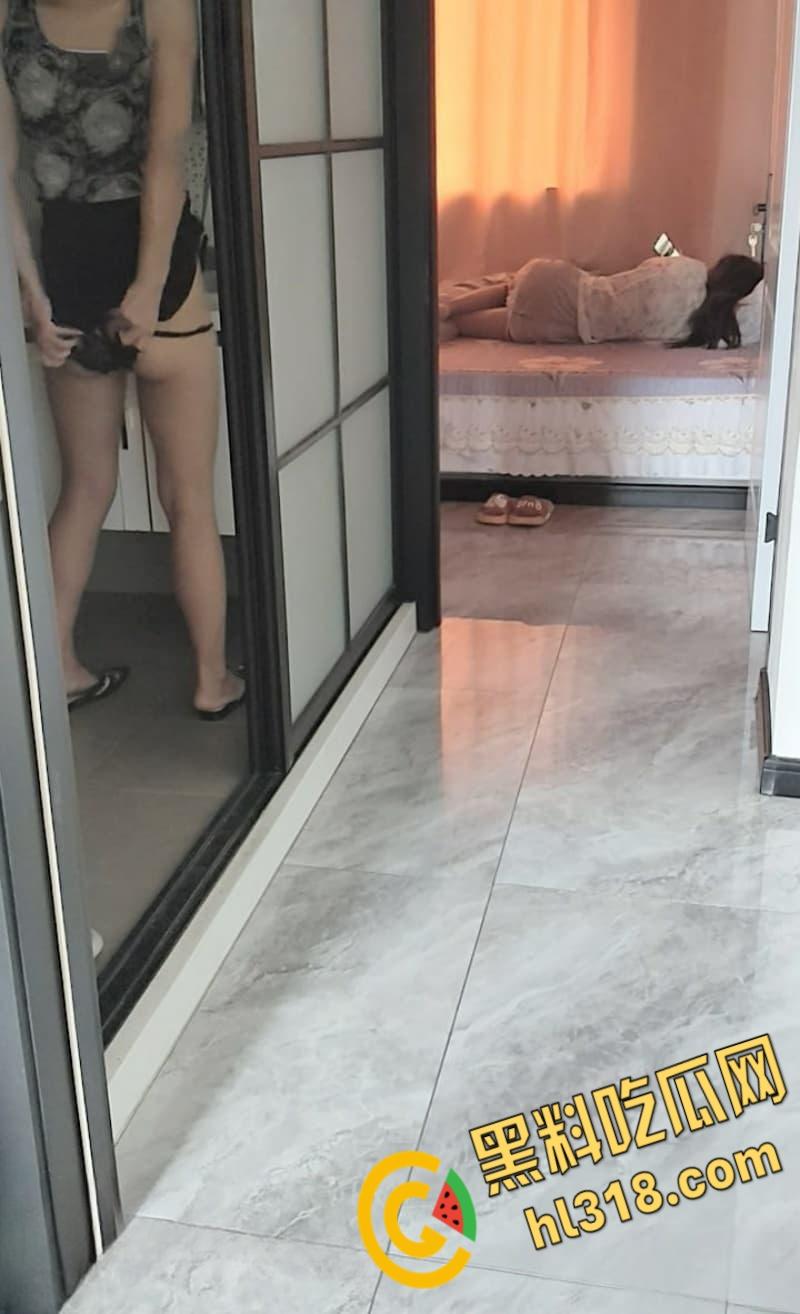 海角乱伦之乱伦亲妈,客厅发现亲妈自慰,背着阿姨在卫生间激情啪啪,老妈趴在洗手池前含泪挨炮!-5