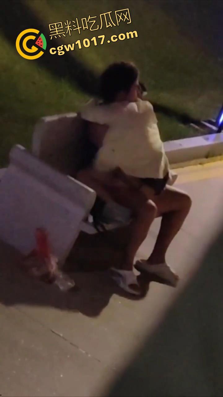 书扔到了地上，奶子握在了手里，从白天到黑夜，从4号楼到教学楼，广东海洋学院色情男女随机户外调教！-4