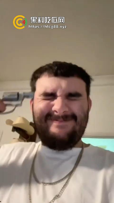 直播界的人才真多 为了礼物直播玩俄罗斯转盘然后死了 真枪实弹 可能就是外国人少的原因！-7