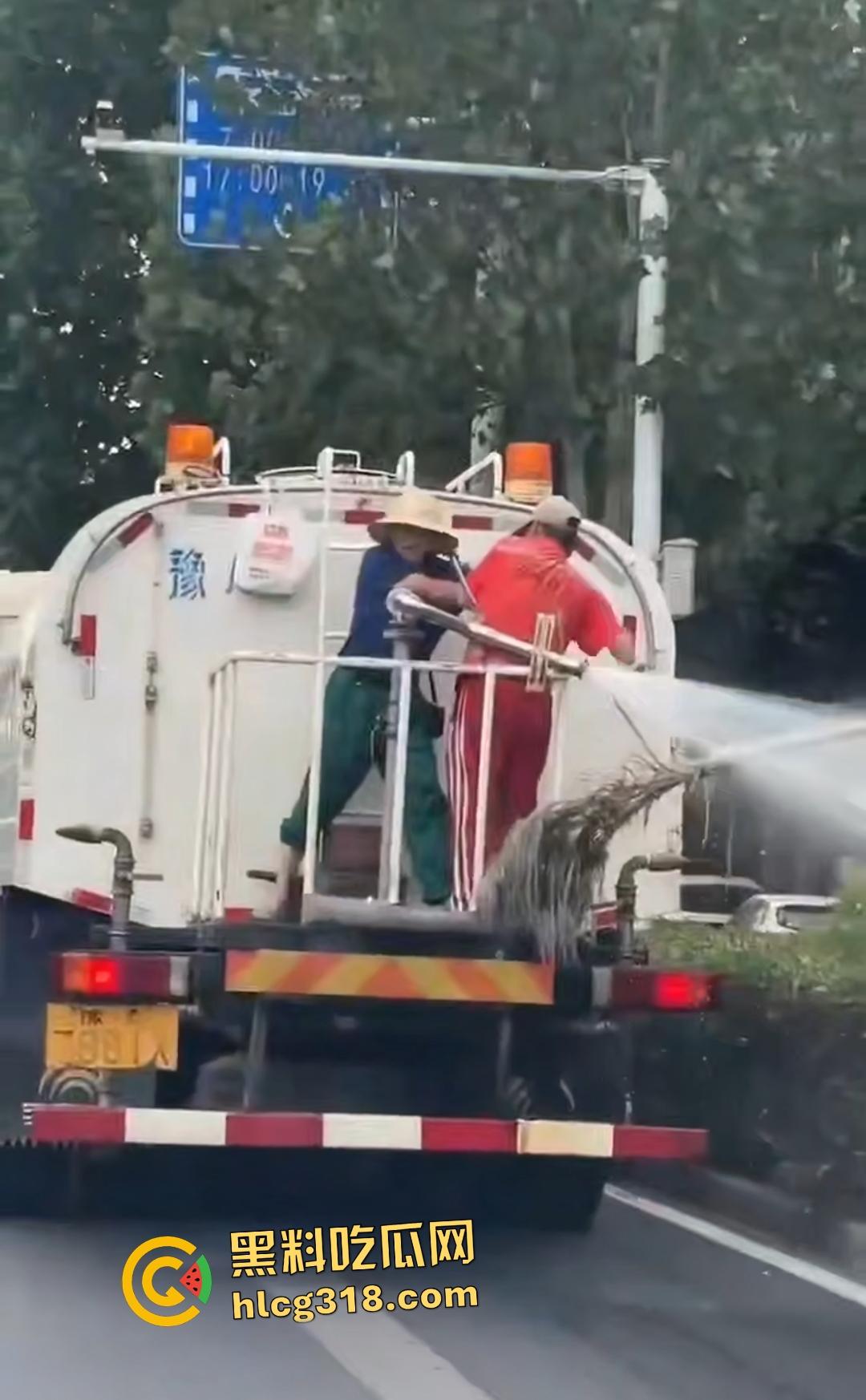洒水车大哥大战环卫工人!水枪狂喷工人怒骂开打,农夫山泉大哥骑电动车围观喊“别浪费水”!-7