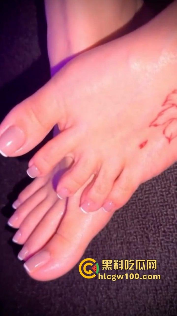 足控福音！推特姨系博主怕【卡卡xi_】致命美脚风骚秀 丁字裤勒馒头逼 对镜大方玩鸡巴！-11