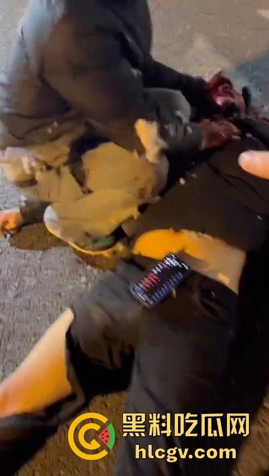 西安立交桥两男子醉酒骑摩托撞护栏,一男子爆头止血,没想到面包车又来补一刀!-4