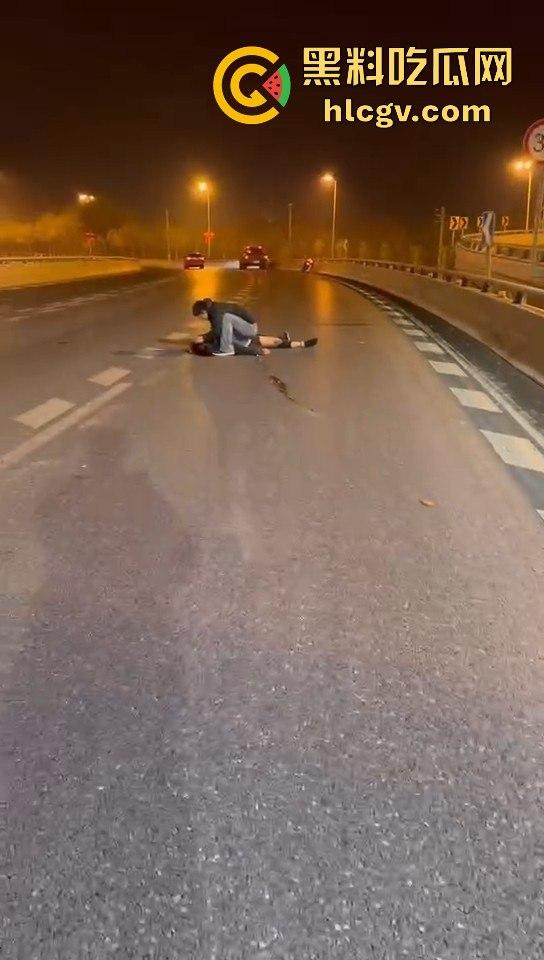 西安立交桥两男子醉酒骑摩托撞护栏,一男子爆头止血,没想到面包车又来补一刀!-5