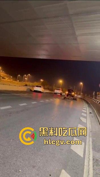 西安立交桥两男子醉酒骑摩托撞护栏,一男子爆头止血,没想到面包车又来补一刀!-6