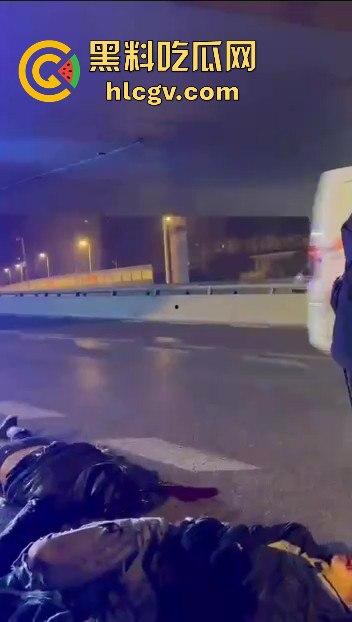 西安立交桥两男子醉酒骑摩托撞护栏,一男子爆头止血,没想到面包车又来补一刀!-8
