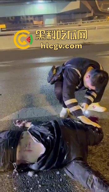 西安立交桥两男子醉酒骑摩托撞护栏,一男子爆头止血,没想到面包车又来补一刀!-9