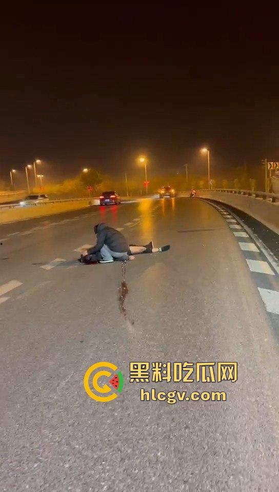 西安立交桥两男子醉酒骑摩托撞护栏,一男子爆头止血,没想到面包车又来补一刀!-11