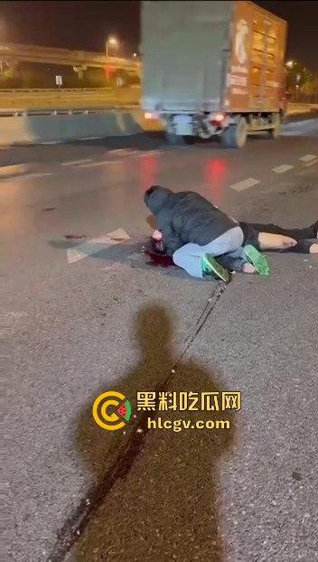 西安立交桥两男子醉酒骑摩托撞护栏,一男子爆头止血,没想到面包车又来补一刀!-13