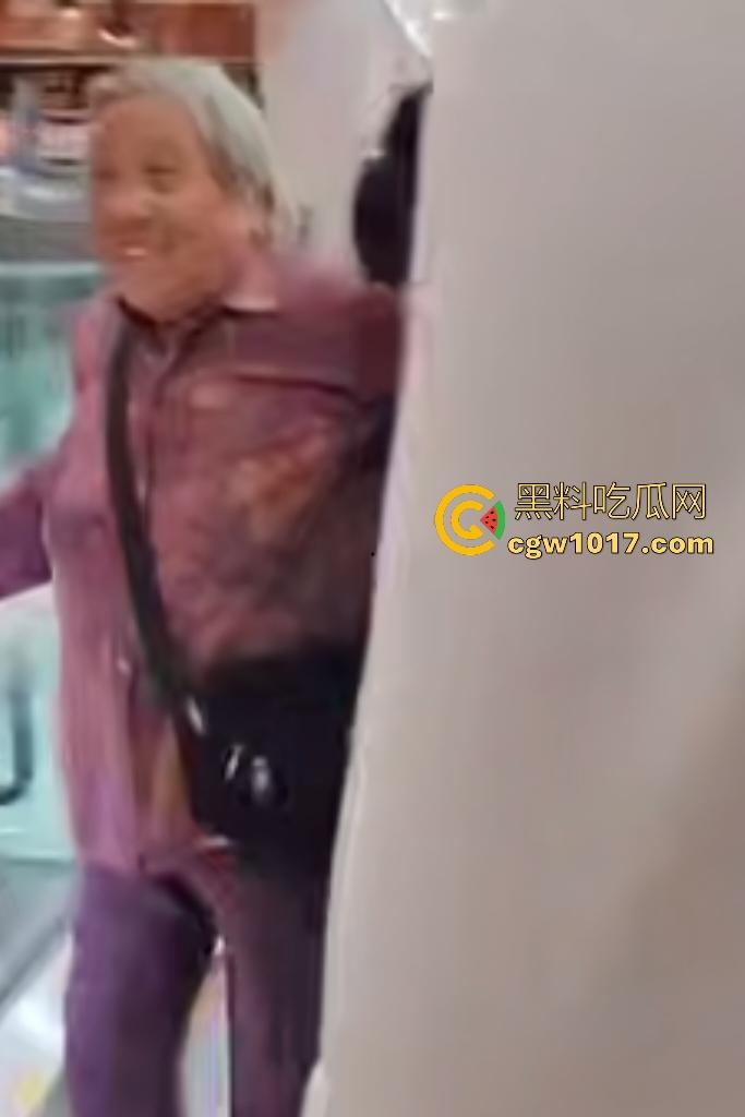 NPC大妈逆行走电梯，电梯向下她硬向上爬，逛一圈回来还在走，还要工作人员拉一把，没摔死就不错了！-8