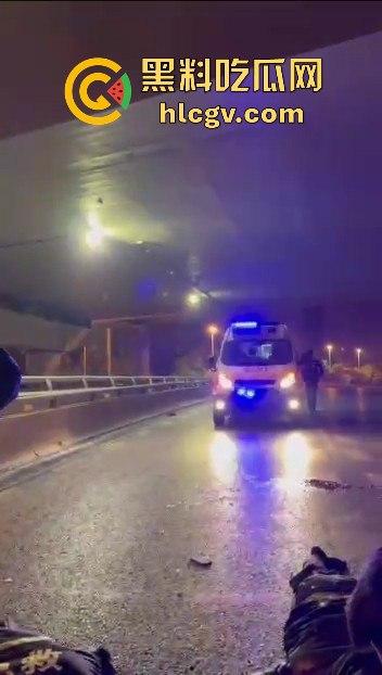 西安立交桥两男子醉酒骑摩托撞护栏,一男子爆头止血,没想到面包车又来补一刀!-14