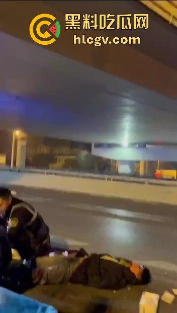 西安立交桥两男子醉酒骑摩托撞护栏,一男子爆头止血,没想到面包车又来补一刀!-15