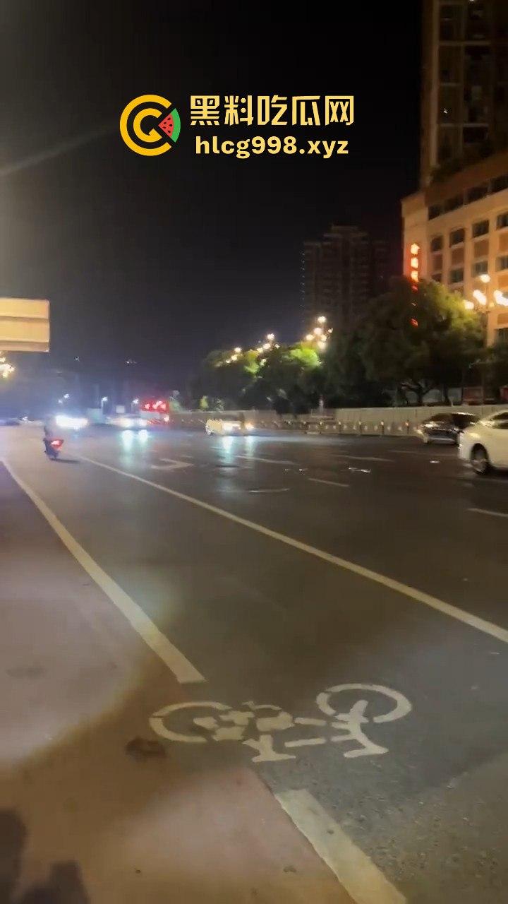 南昌街头情侣吵架闹大了！老公一脚踹下车，女子狂追不舍，硬生生追到他插翅难飞！-5