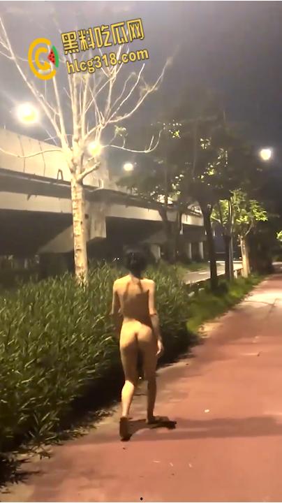 全裸姐妹花城市农村百次打卡！在别人小区裸体露出帮大叔干活，路人问路超刺激！-8