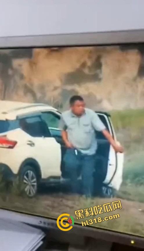 是谁家老婆穿着婚戒出来野战？裤衩还没脱就把逼贴车窗上了，屁股震得车报警器响个不停被监控拍下!-1