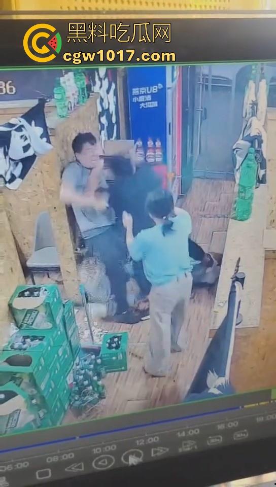 河北省承德板城铁锤烧烤店打架斗殴，3人混打一人拉架从包房打到过道走廊，不是这哥们是怎么倒下抽搐的！-5