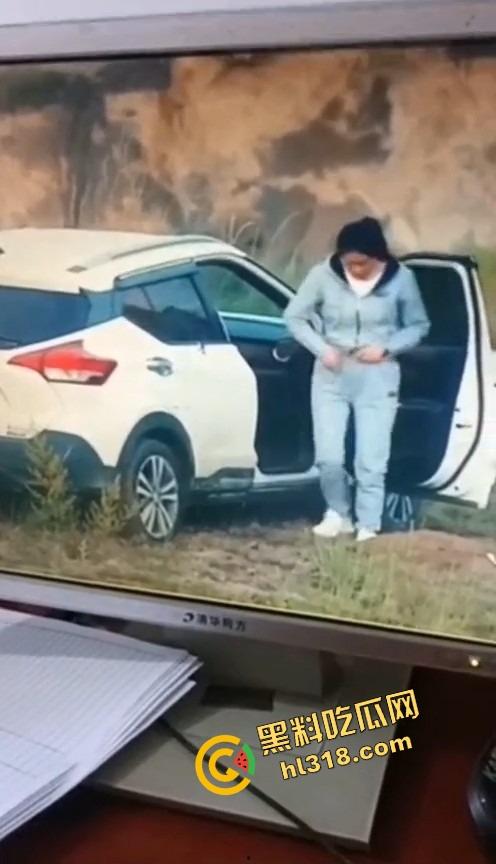 是谁家老婆穿着婚戒出来野战？裤衩还没脱就把逼贴车窗上了，屁股震得车报警器响个不停被监控拍下!-4