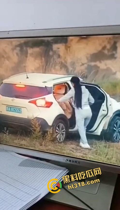 是谁家老婆穿着婚戒出来野战？裤衩还没脱就把逼贴车窗上了，屁股震得车报警器响个不停被监控拍下!-6