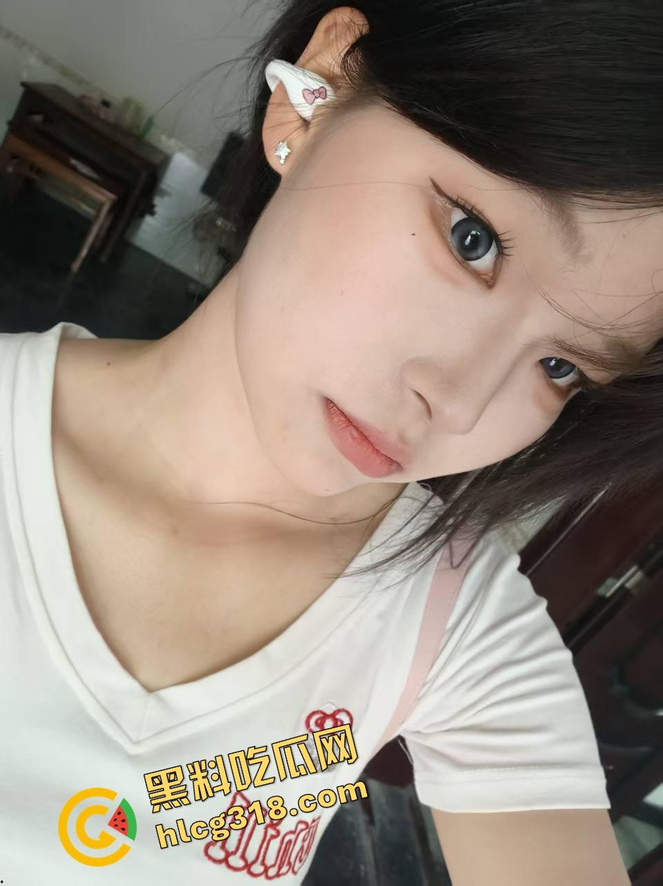 瓜友爆料室友带男朋友回宿舍,还以为没人直接床上疯狂猛操,结果我在角落全看光了床下目击全程!-1